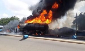 Read more about the article Tragedy as fuel Tanker explodes in Enugu, How it happened.